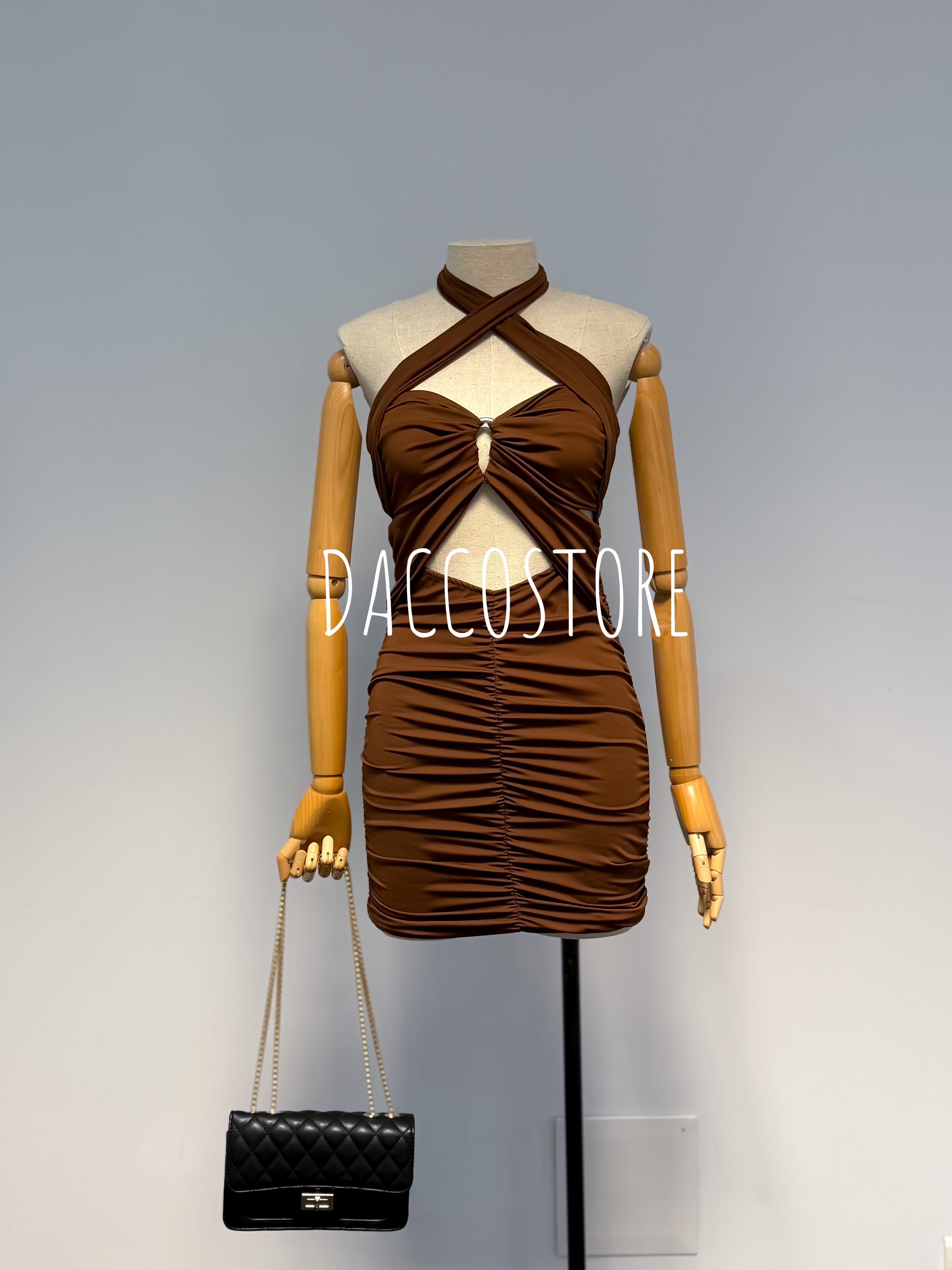 Vestido com Detalhe no Decote