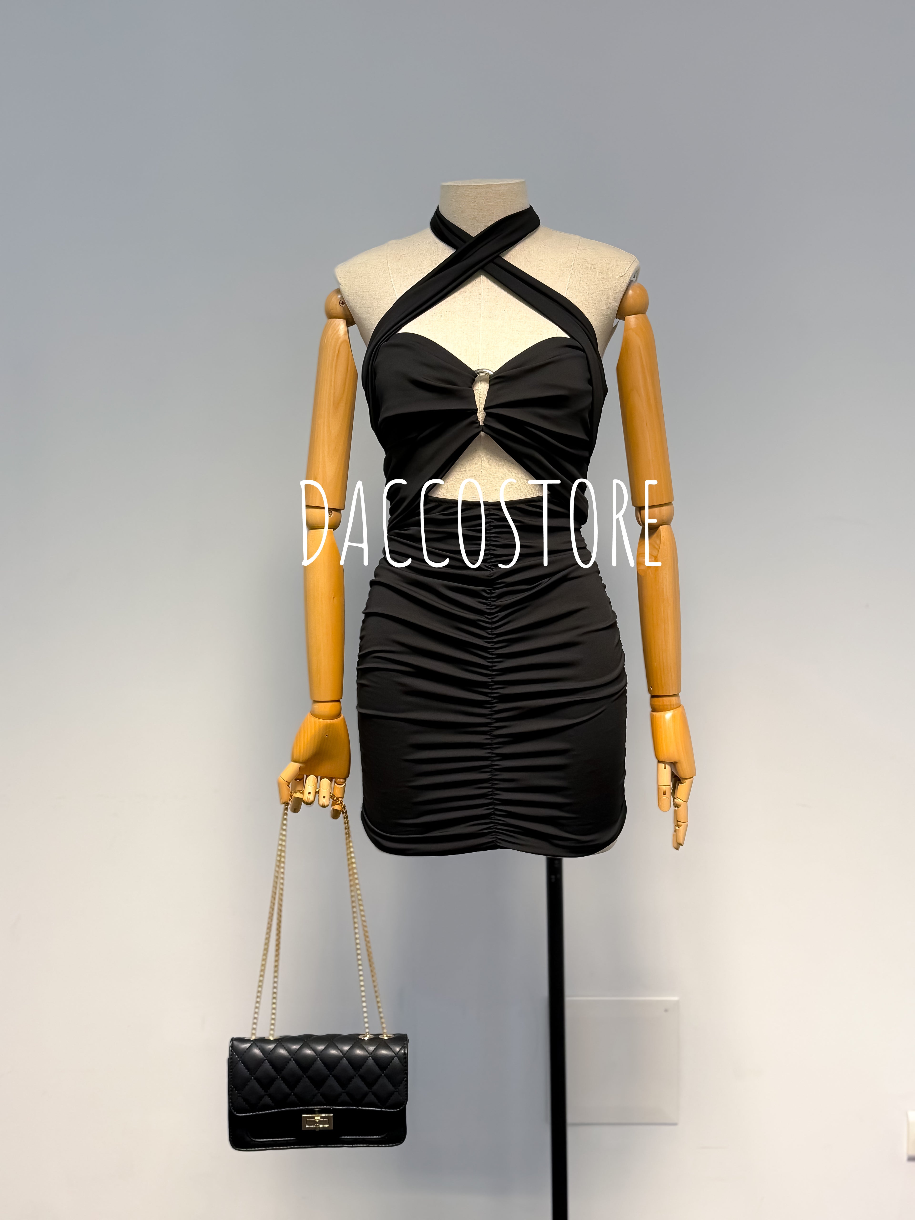 Vestido com Detalhe no Decote
