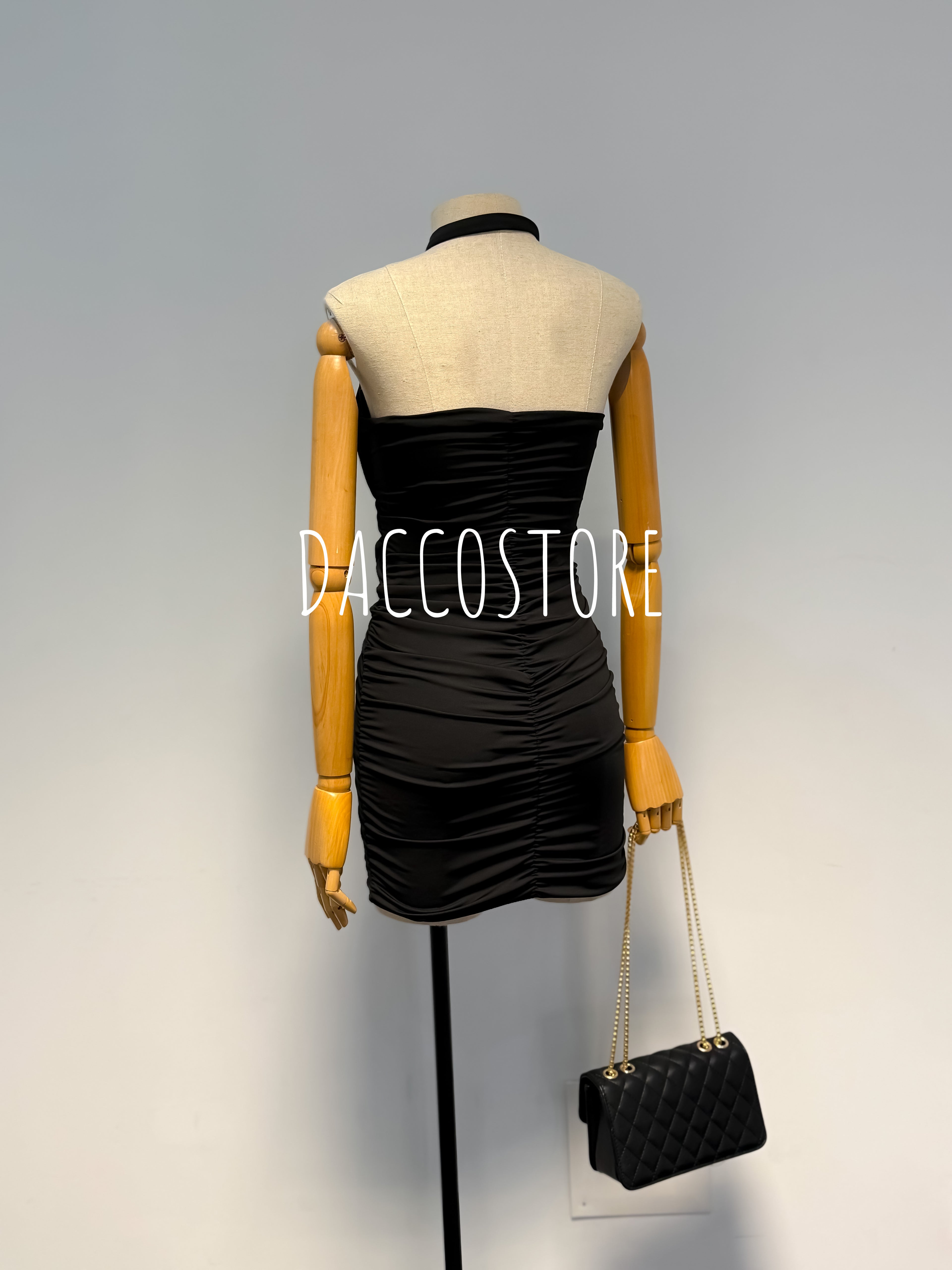 Vestido com Detalhe no Decote
