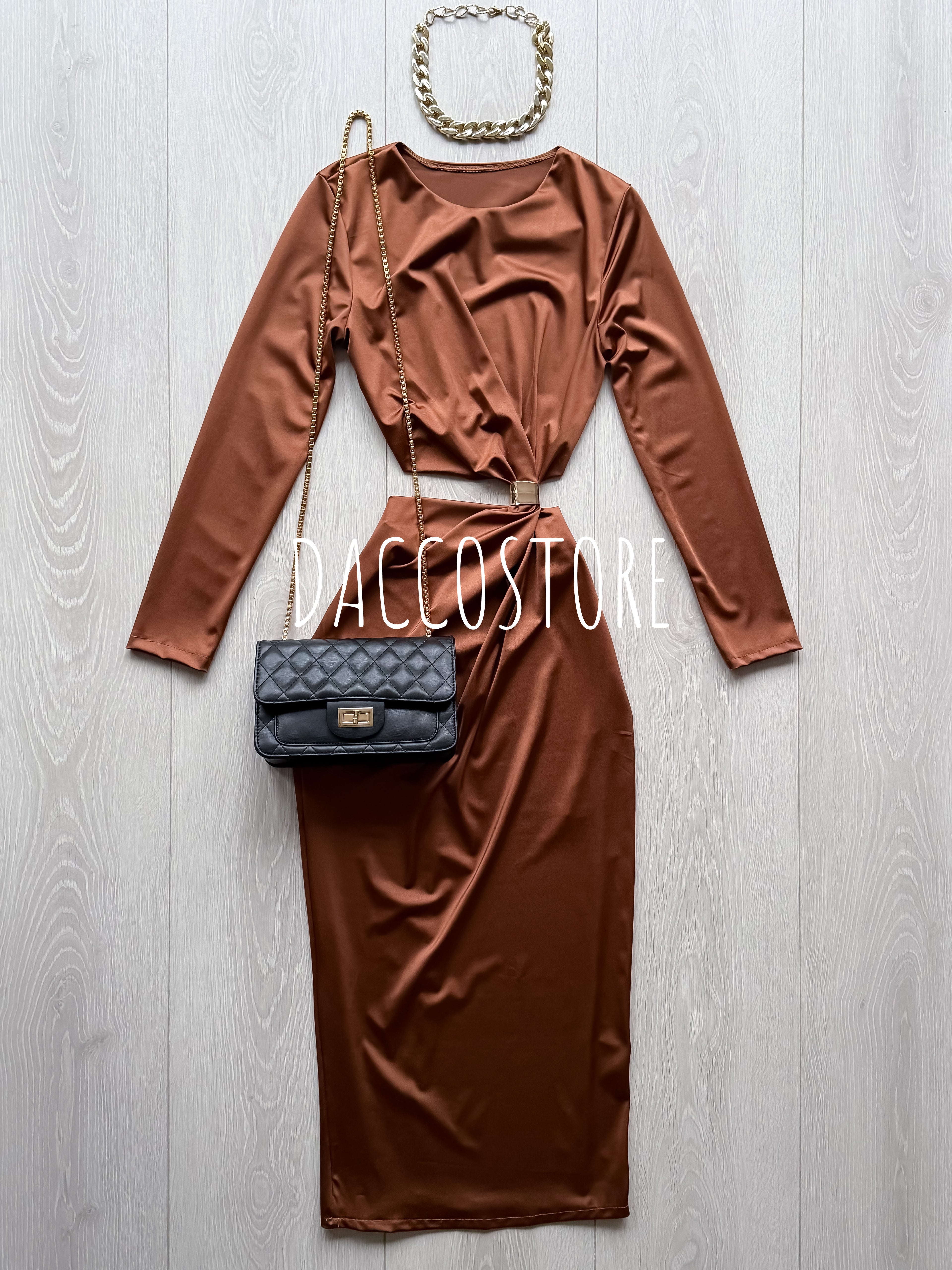 Vestido com Detalhe em Dourado