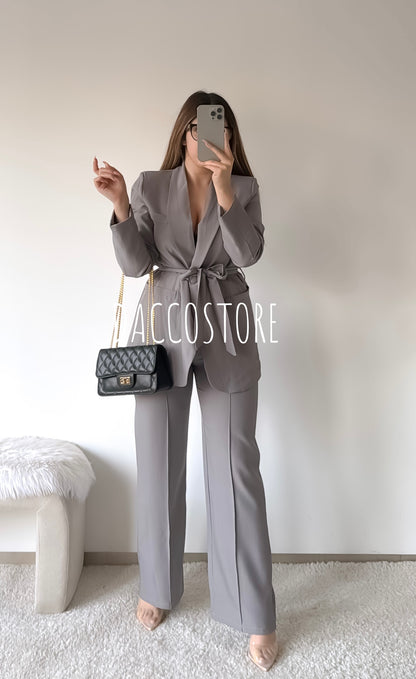 Traje con cinturón
