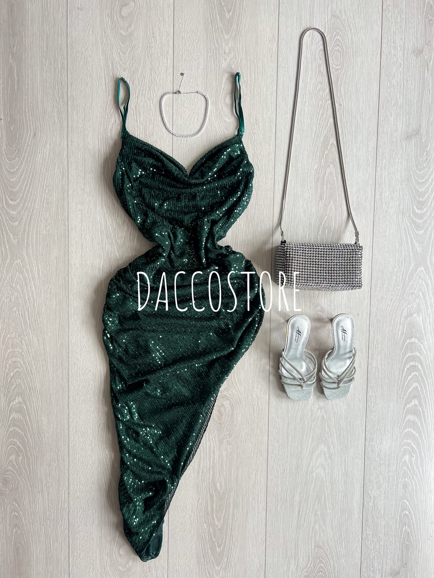 Vestido de Lantejoulas Com Decote Descaído