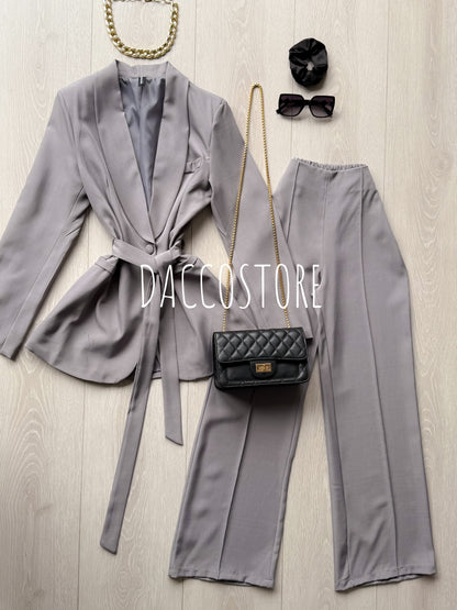Traje con cinturón