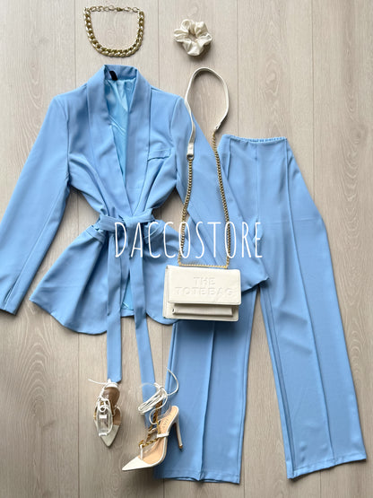 Traje con cinturón