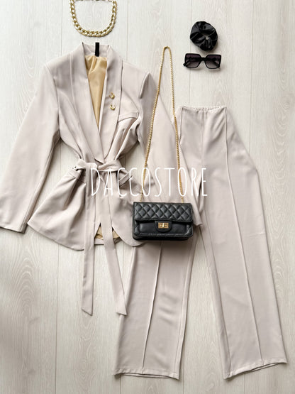 Traje con cinturón