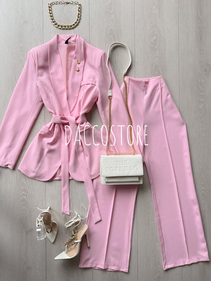 Traje con cinturón