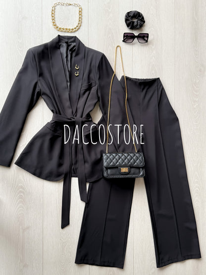 Traje con cinturón