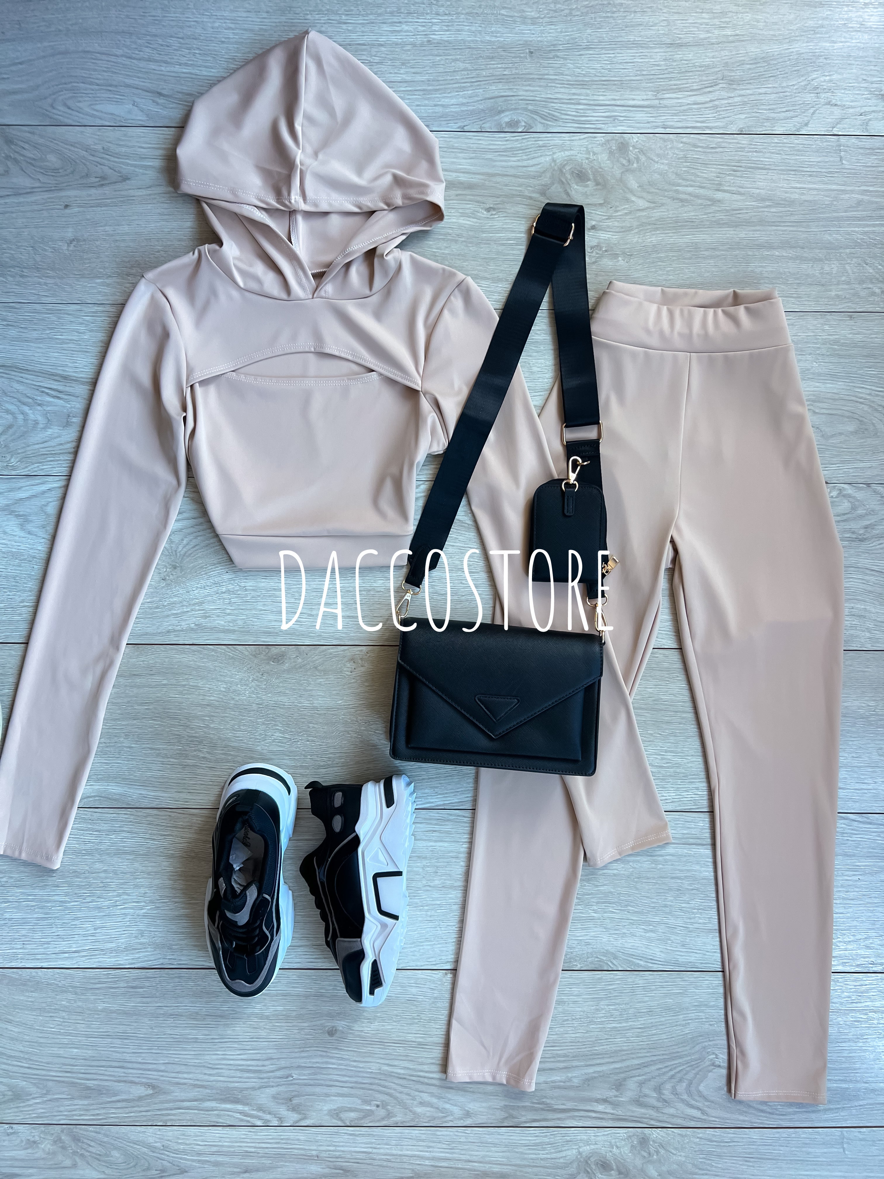 Conjunto Top con Abertura y Leggings