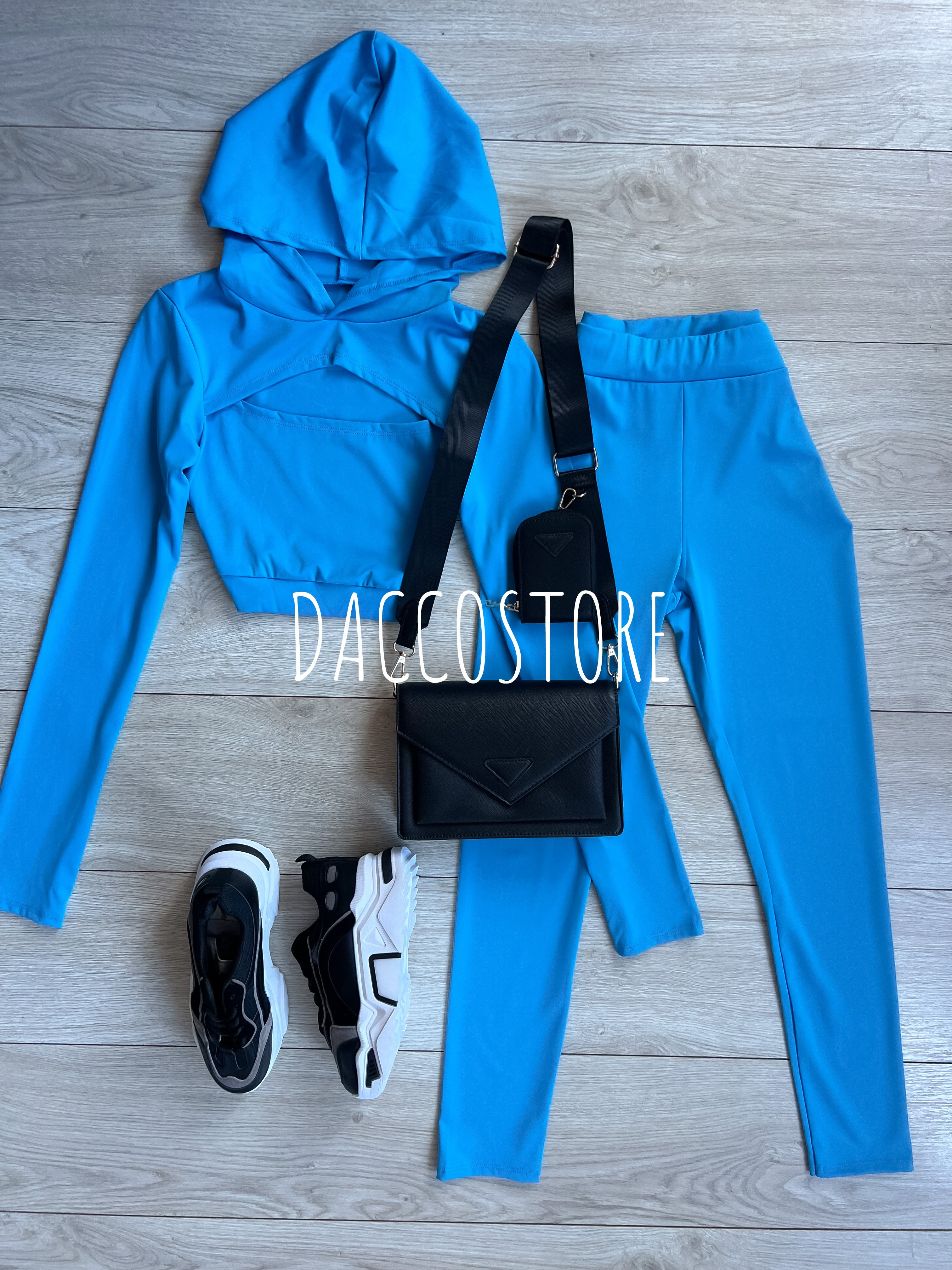 Conjunto Top con Abertura y Leggings